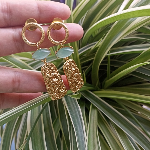 Handmade gold platted stone studded drop earrings - Picture 8 of 10